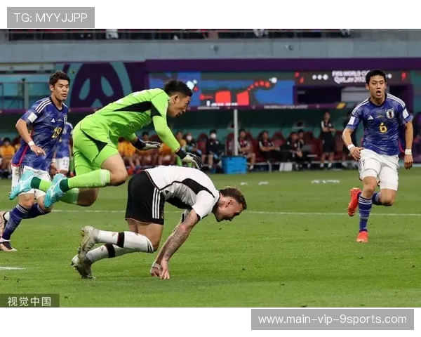 河南队周大地弧顶做球，队友跟进抽射击中门柱